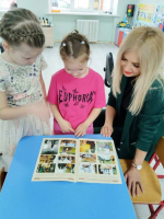 В День православной книги провели с воспитанниками подготовительной группы «Пчёлка» МДОУ Октябрьский д/с "Василек" беседу